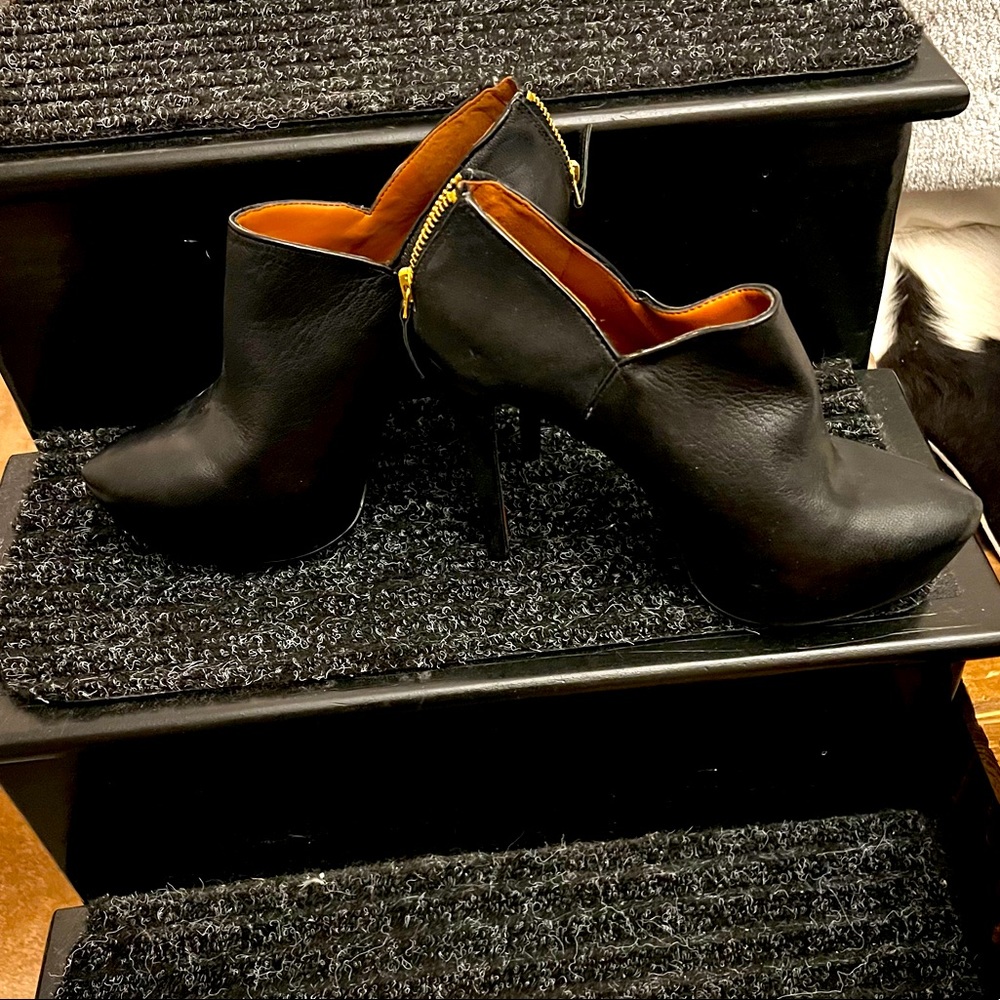 Hot Booties- 4 inch heels, zip back blk lthr sz6